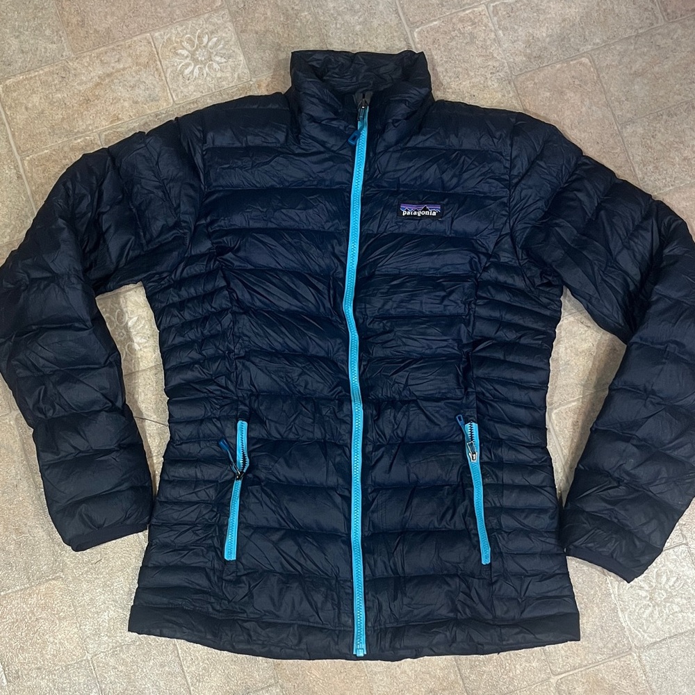 Patagonia Women's Black and Blue Puffer Jacket
